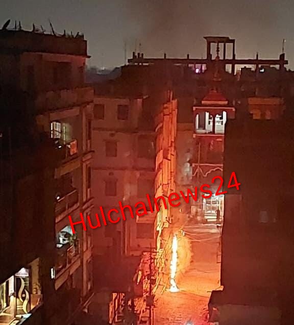 छपरा शहर के हरिमोहन गली स्थित ट्रांसफार्मर में लगी भयंकर आग ; आग फैलने की आशंका से सहमे मोहल्लेवासी