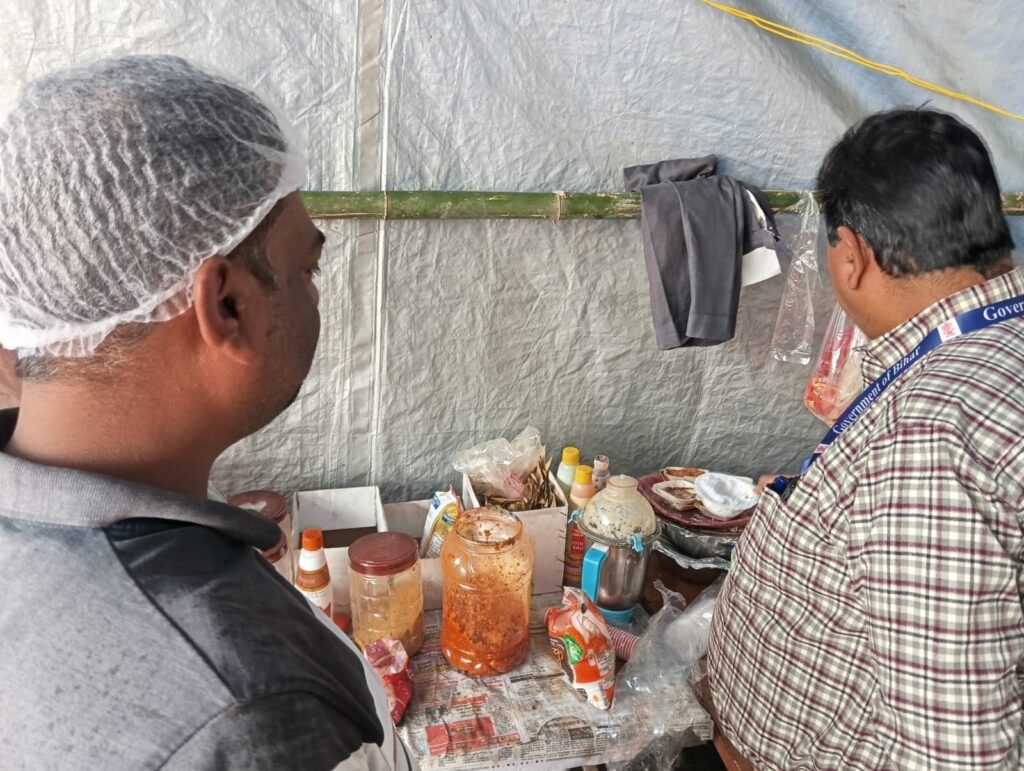 हरिहर क्षेत्र सोनपुर मेला में पर्यटन विभाग के रेस्टोरेंट सहित आधा दर्जन दुकानों का फूड इंस्पेक्टर ने किया निरीक्षण ; दूषित या मिलावट पर जुर्माना के साथ होगी सजा