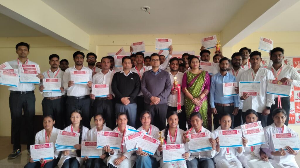 नेशनल फार्मेसी वीक के समापन पर बेहतर प्रदर्शन करने वाले विवेकानंद फार्मेसी कॉलेज में विद्यार्थियों को मेडल और प्रशस्ति पत्र से किया गया पुरस्कृत