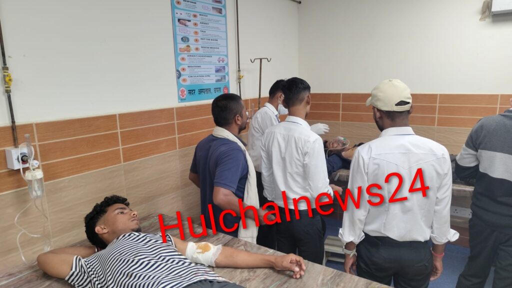 रास्ते से ट्रैक्टर हटाने के विवाद में चाकूबाजी ; दो युवकों को चाकू घोंप किया गंभीर