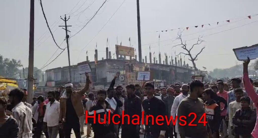 चाकूबाजी में जख्मी युवक की मौत के बाद ग्रामीणों ने सड़क जामकर काटा बवाल ; चुनावी रंजिश में हत्या का लगाया आरोप
