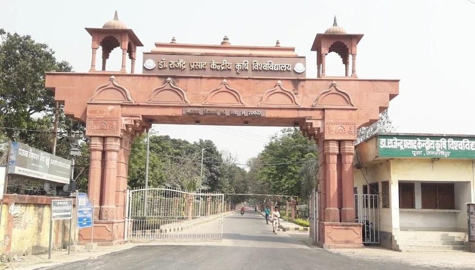 केंद्रीय कृषि विश्वविद्यालय में सफाई के दौरान धमाका ; आधा दर्जन लोग झुलसे