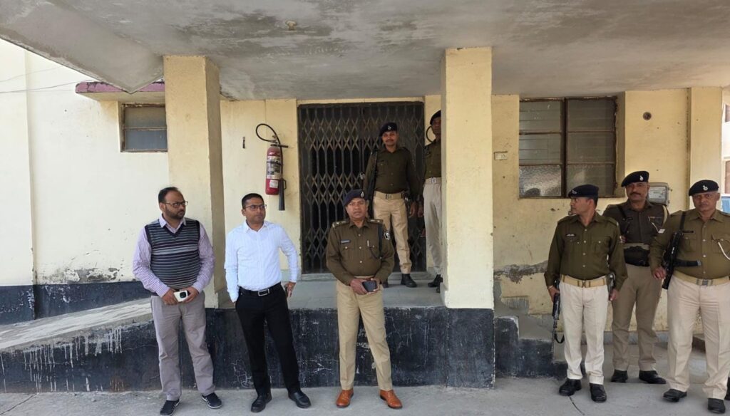 डीएम व एसपी ने ईवीएम वेयर हाउस में वीवीपैट के थर्मल पेपर रॉल एवं पेपर रॉल कम्पार्टमेन्ट के एड्रेस टैग को हटाने के कार्य का किया निरीक्षण