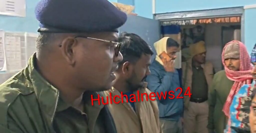 पिकअप अनियंत्रित होकर दुकान में जा घुसी, तीन लोग गंभीर रूप से घायल