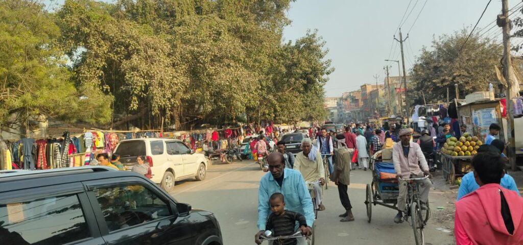 जिला प्रशासन ने तोड़ा अतिक्रमण पर फुटपाथ पर सजी दुकानें ; बेचारे फुटपाथी दुकानदार जाएं तो कहां जाएं