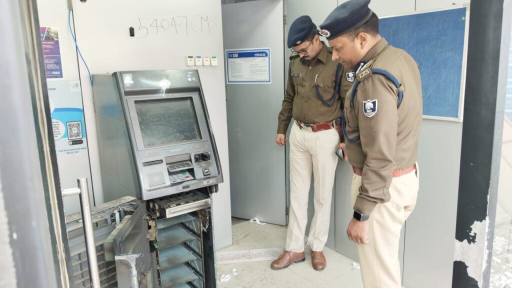 गैस कटर से ‘साइलेंट स्ट्राइक’: एटीएम काटकर ₹16 लाख की चोरी से चुनौती ; जांच के लिए पहुंचे एसएसपी