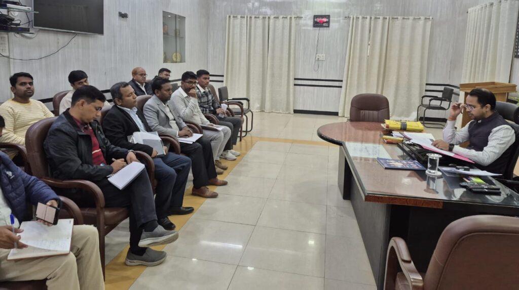 प्रगति यात्रा के क्रम में मुख्यमंत्री की घोषित योजनाओं के क्रियान्वयन की जिलाधिकारी ने की समीक्षा