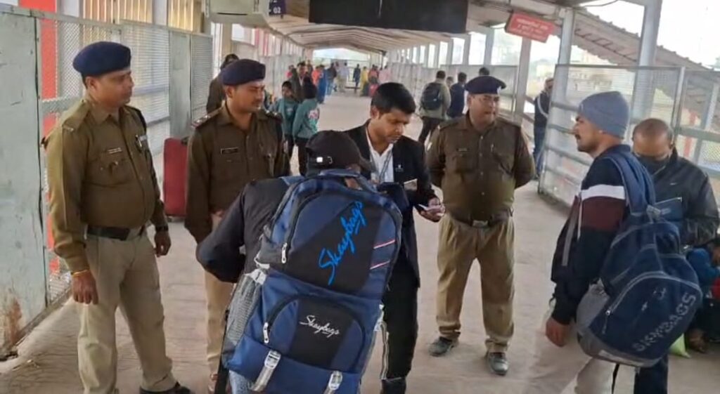 छपरा जंक्शन पर बिना टिकट घूमने वालों के खिलाफ संयुक्त अभियान ; 14 पर कार्रवाई
