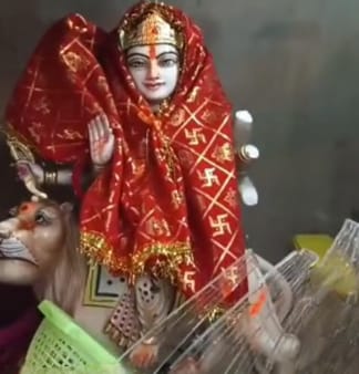 मां दुर्गा की प्रतिमा से सोने का नथिया चोरी ; जांच में जुटी पुलिस