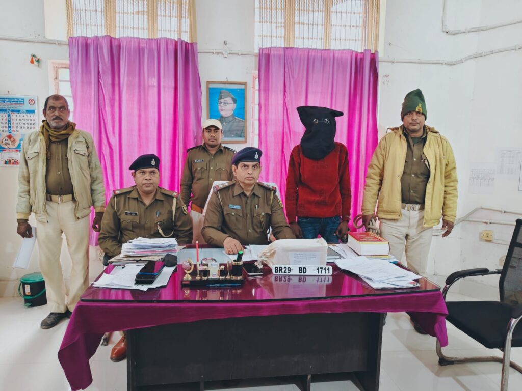 अपराध की योजना बना रहे अपराधी को अवैध हथियार के साथ किया गया गिरफ्तार ; ज्वेलर्स लूट कांड में भी था शामिल