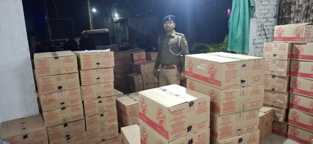 आरा-छपरा पुल पर मिनी ट्रक से 247 कार्टन अंग्रेजी शराब बरामद ; दो धंधेबाज गिरफ्तार