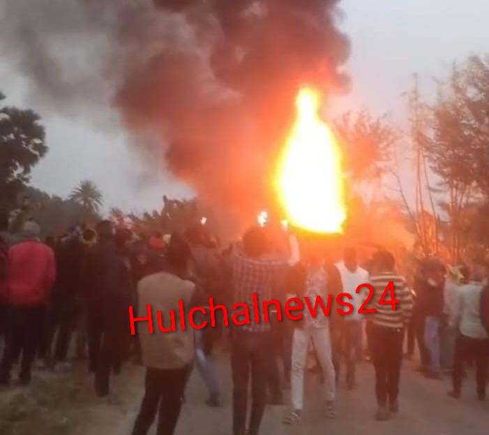 अनियंत्रित डंपर की चपेट में आने से बाइक मैकेनिक की मौके पर मौत के बाद आक्रोशित ग्रामीणों ने दो डंपरों में लगा दी आग ; सड़क जाम के बाद प्रदर्शन