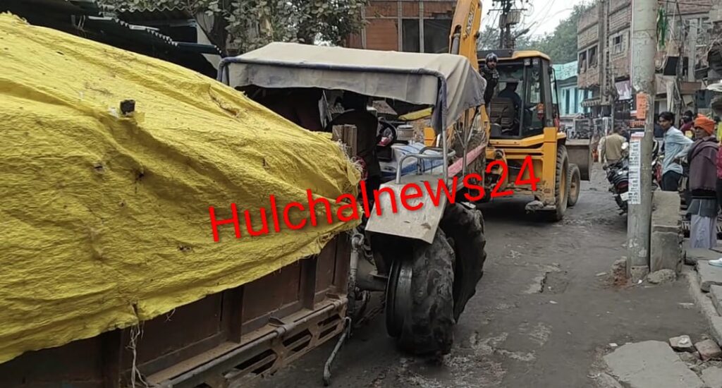 बालू माफियाओं के खिलाफ बुलडोजर अभियान ; ट्रैक्टर की बज गई बैंड