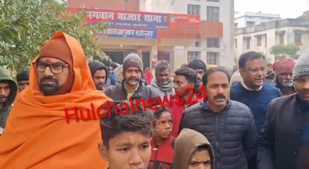 धर्मनाथ मंदिर से चोरी मामले में गिरफ्तार युवक के खिलाफ मंदिर के महंथ व पुजारी सहित मोहल्ले वासियों ने जताया विरोध ; कहा पुलिस लीपापोती कर रही
