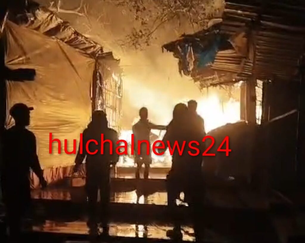 अंबिका भवानी मंदिर परिसर में लगी भीषण आग से अनेक दुकानें जलकर खाक ; लाखों की क्षति