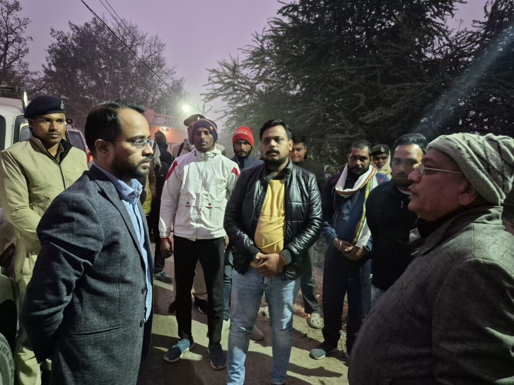 सारण तटबंध के 40वें किमी से 80वें किमी तक डबल लेन पथ निर्माण परियोजना का डीएम ने किया निरीक्षण