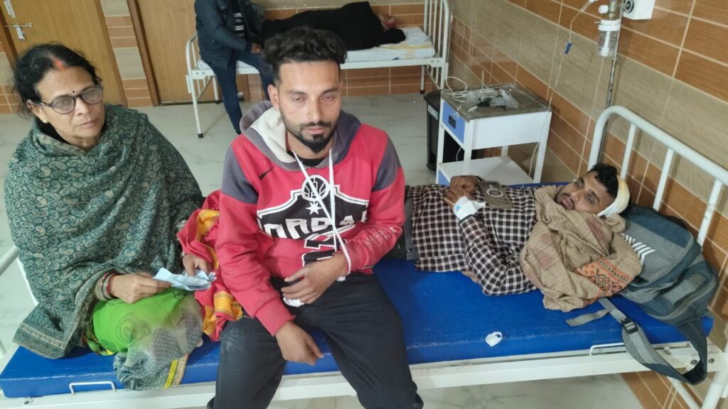 घर के बाहर चबूतरा बनाने के विवाद में पट्टीदारों ने रॉड से मारकर एक भाई का तोड़ा हाथ तो दूसरा भी गंभीर