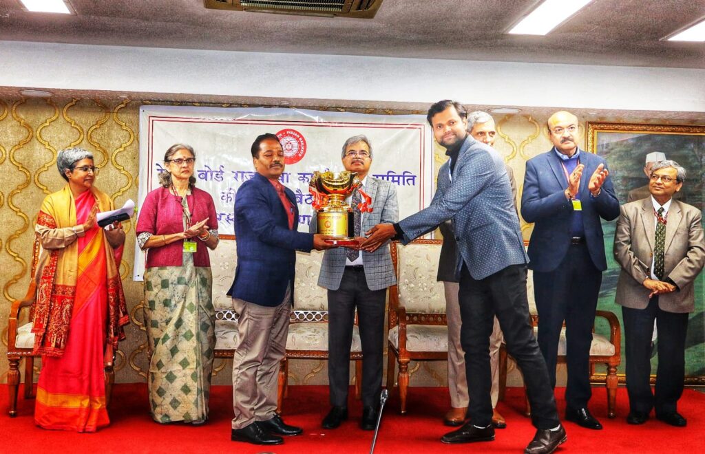 वाराणसी मंडल को प्रदान किया गया आदर्श मंडल पुरस्कार ; रेल मंत्री राजभाषा आचार्य महावीर प्रसाद चल वैजयंती पुरस्कार से किया गया सम्मानित