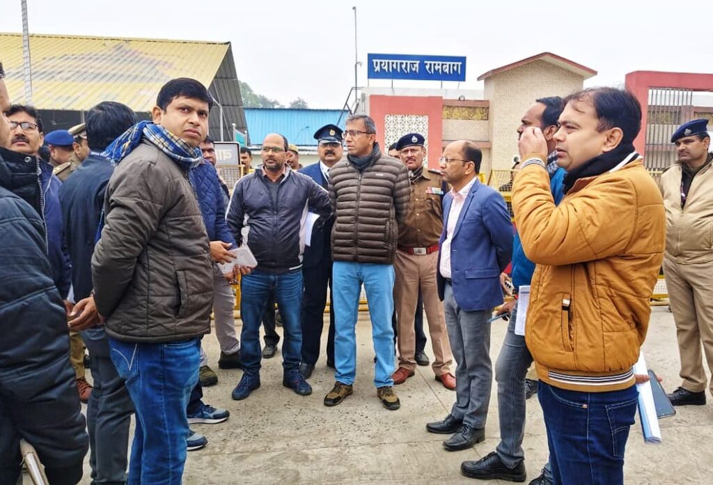 माघ मेला के परिप्रेक्ष्य में वाराणसी मंडल रेल प्रबंधक ने बनारस-प्रयागराज रामबाग रेल खण्ड का विन्डो ट्रेलिंग किया संरक्षा निरीक्षण