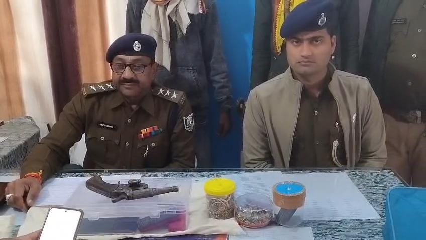 चोरी कांड का खुलासा : दो शातिर चोर हथियार व लाखों के गहने के साथ गिरफ्तार