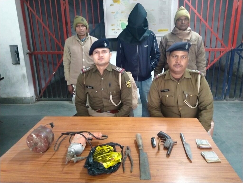 हथियार के साथ दो चोर चोरी में प्रयुक्त औजार के साथ गिरफ्तार