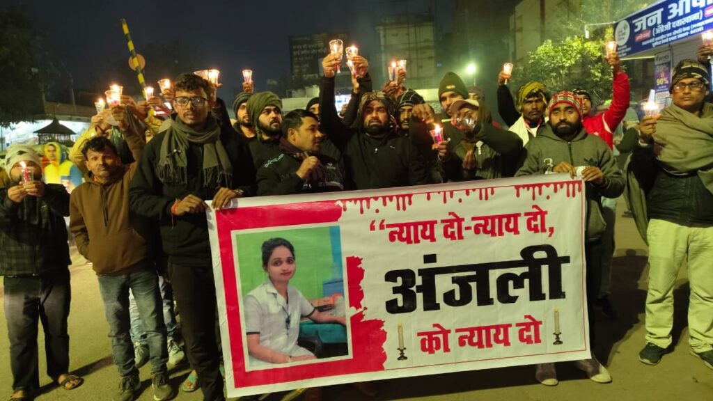 अंजलि को न्याय मिले …न्याय मिले ! अंजलि मर्डर मिस्ट्री की गुत्थी नहीं सुलझने व गिरफ्तारी नहीं होने से आक्रोशित लोगों ने शहर में कैंडल मार्च निकालकर जताया आक्रोश