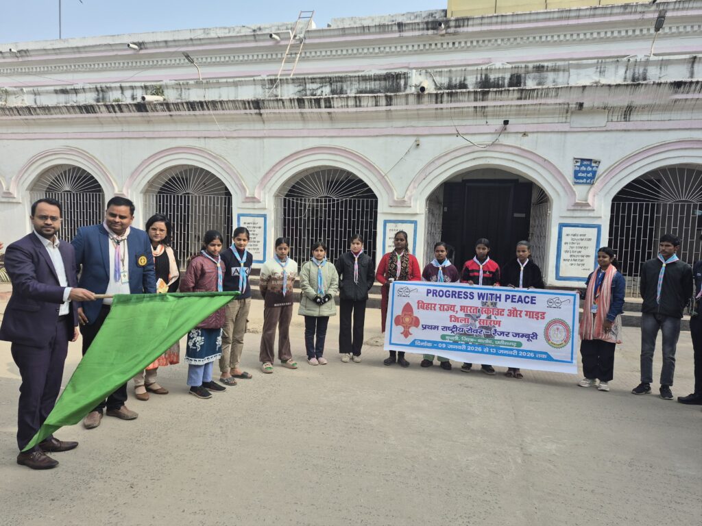 प्रथम राष्ट्रीय रोवर-रेंजर टीम को डीएम ने हरी झंडी दिखाकर जंबूरी के लिए किया रवाना