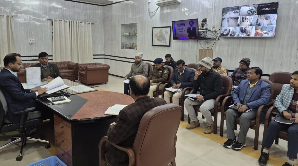 डबल डेकर परियोजना के कार्य प्रगति की समीक्षा कर मुआवजा भुगतान, अवरोधी संरचना हटाने एवं अतिक्रमण हटाने का डीएम ने दिया निर्देश