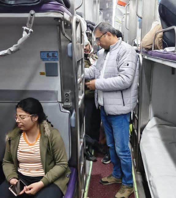 वाराणसी मंडल रेल प्रबंधक ने शिवगंगा एक्सप्रेस एवं बनारस-नई दिल्ली सुपरफास्ट एक्सप्रेस का किया ऑन बोर्ड निरीक्षण ; यात्रियों से बातचीत कर ली जानकारी