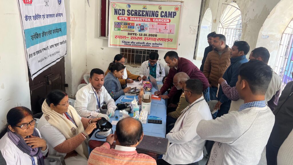 समाहरणालय परिसर में स्वास्थ्य कैंप का आयोजन कर कार्यालयीन कर्मचारियों के स्वास्थ्य की जांच कर दिया गया उचित सलाह