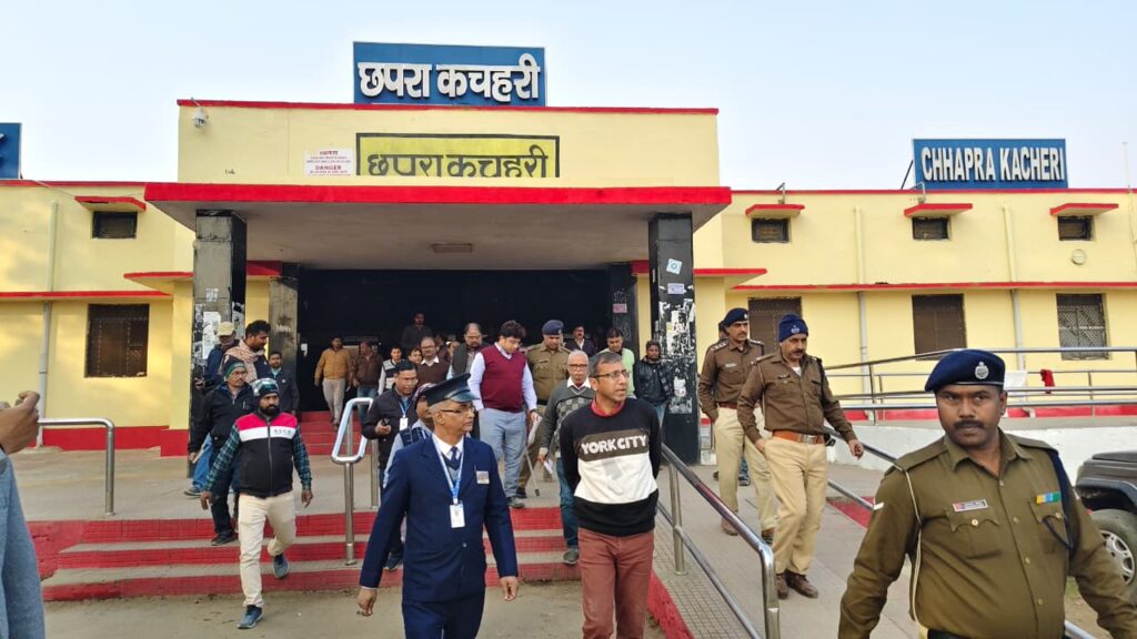 वाराणसी मंडल रेल प्रबंधक ने मंडलीय अधिकारियों के साथ औड़िहार-छपरा ग्रामीण रेल खण्ड का संरक्षा विन्डो ट्रेलिंग किया निरीक्षण