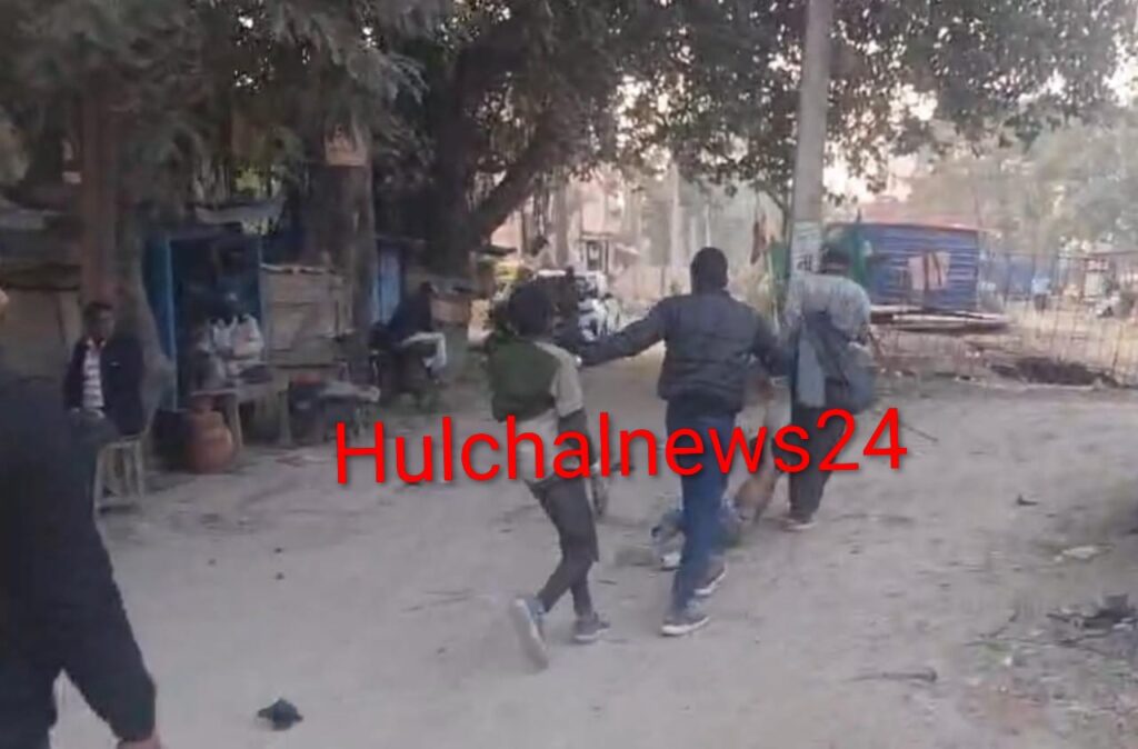 नमामि गंगे प्रोजेक्ट के गार्ड का अमानवीय चेहरा : रॉड चोरी के आरोप में नाबालिग को नंगे बदन जमीन पर घसीटते हुए की मारपीट