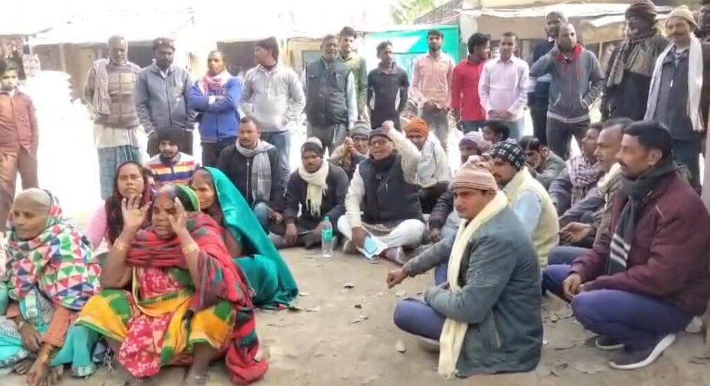 पुलिस पर पक्षपात का आरोप लगा माले कार्यकर्ताओं का थाने पर जोरदार प्रदर्शन