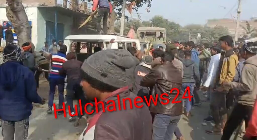 शिवम हत्याकांड के बाद बवाल शुरू ; आक्रोशित लोगों ने कई गाड़ियों में तोड़फोड़ के बाद पुलिस वाहन को भी बनाया निशाना