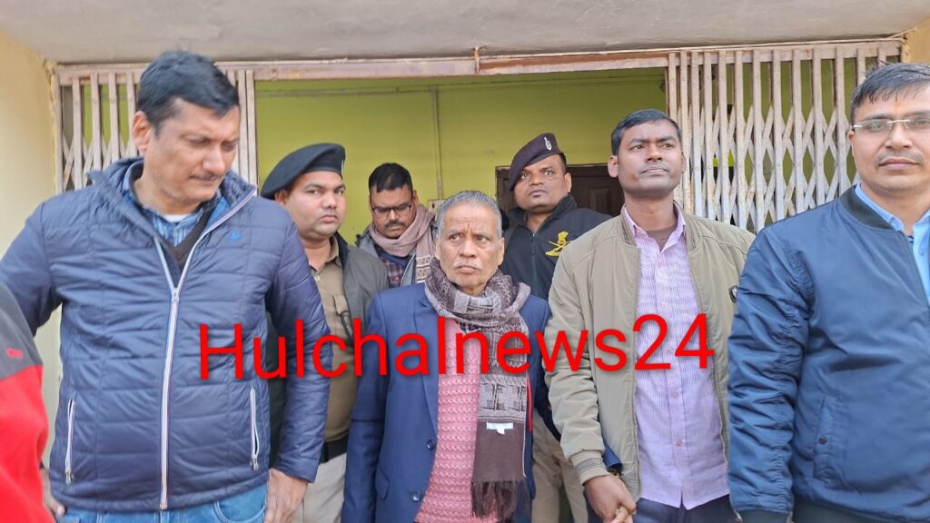 निगरानी की टीम ने रिश्वत लेते राजस्व अधिकारी को रंगे हाथ किया गिरफ्तार