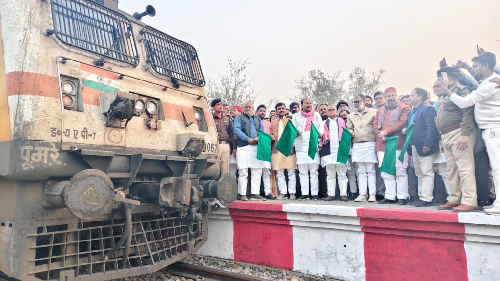 गोंदिया-बरौनी-गोंदिया एक्सप्रेस व उत्सर्ग एक्सप्रेस का फेफना में ठहराव शुरू ; सांसद व विधायक ने हरी झंडी दिखाकर किया रवाना