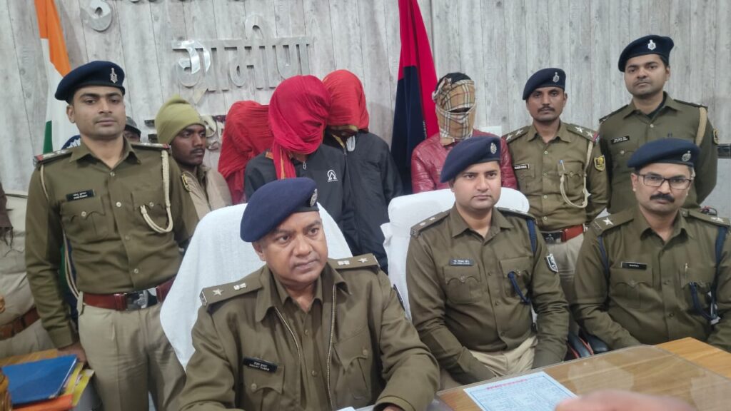 इनको ढूंढ रही थी 12 जिले की पुलिस ; अंतर जिला गिरोह के तीन शातिर चोर गिरफ्तार ; ट्रक लेकर गोदाम का सारा माल कर देते थे खाली