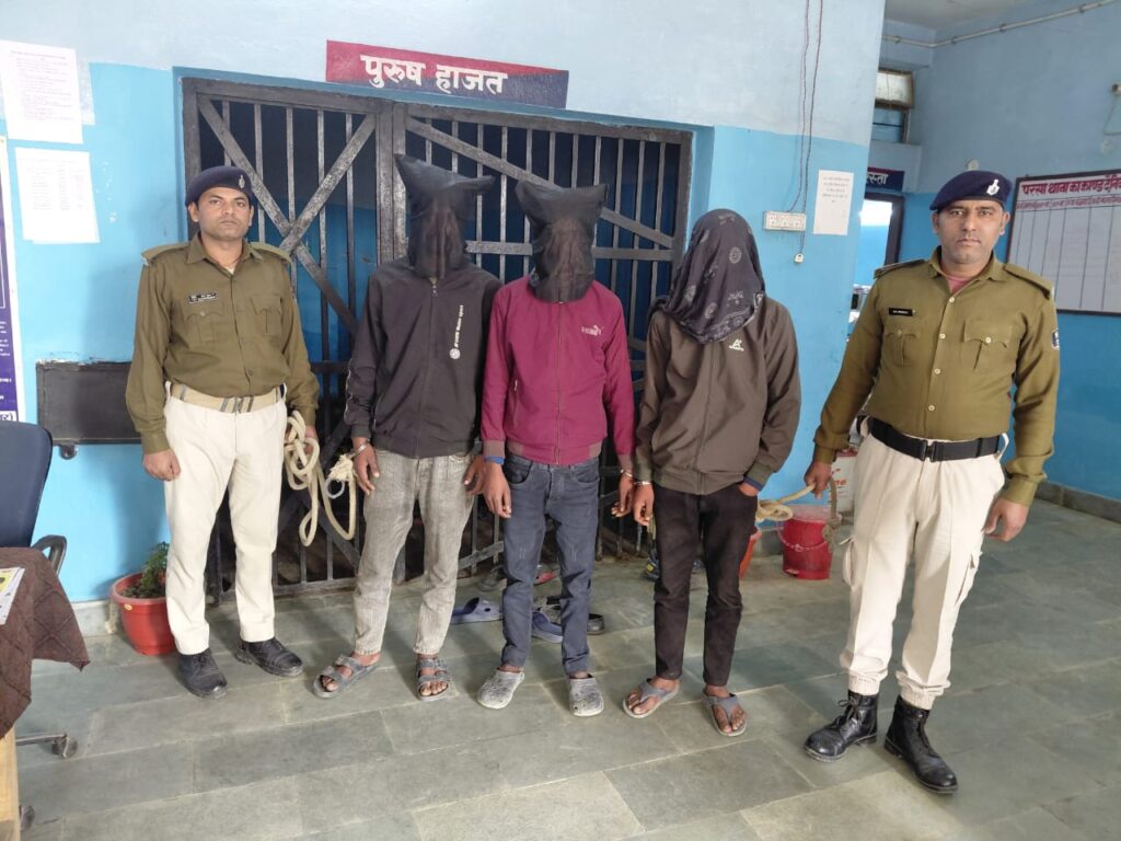 थाना की गाड़ी से निकलते व कट्टा लहराते बनाया reels ; हुआ वायरल तो पुलिस ने तीनों को किया गिरफ्तार