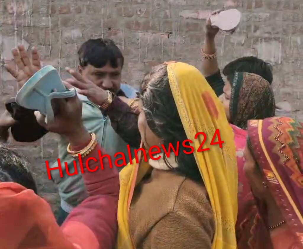 शिक्षा के मंदिर में शिक्षक की जूते-चप्पल से पिटाई का वीडियो वायरल ; स्कूली छात्राओं ने लगाया छेड़खानी का आरोप