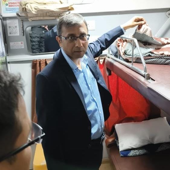 मंडल रेल प्रबंधक ने वाराणसी सिटी स्टेशन व स्टेशन पर खड़ी कृषक एक्सप्रेस का किया ऑन बोर्ड निरीक्षण