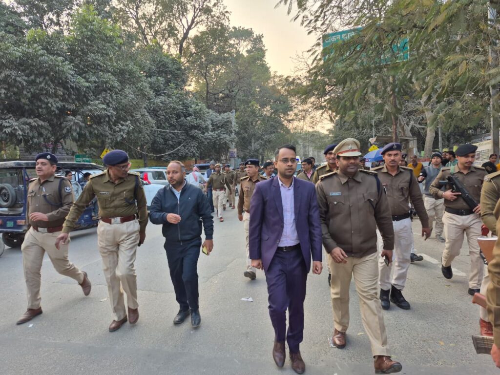 सरस्वती पूजा पर विधि-व्यवस्था को ले डीएम, एसडीएम व एसएसपी ने किया फ्लैग मार्च ; ड्रोन कैमरे व सीसीटीवी से होगी मॉनिटरिंगकी