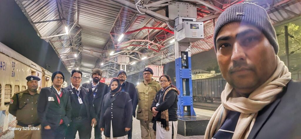 छपरा-कचहरी-थावे रेल खण्ड पर सघन टिकट जांच अभियान में पकड़े गए 85 बिना टिकट यात्री