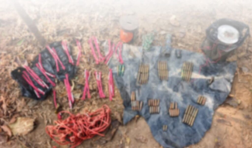 पुलिस व सीआरपीएफ ने नक्सलियों के खिलाफ चलाया ऑपरेशन : पहाड़ी के पास से 44 जिंदा कारतूस, एक आईईडी व 9 वोल्ट की बैटरी बरामद