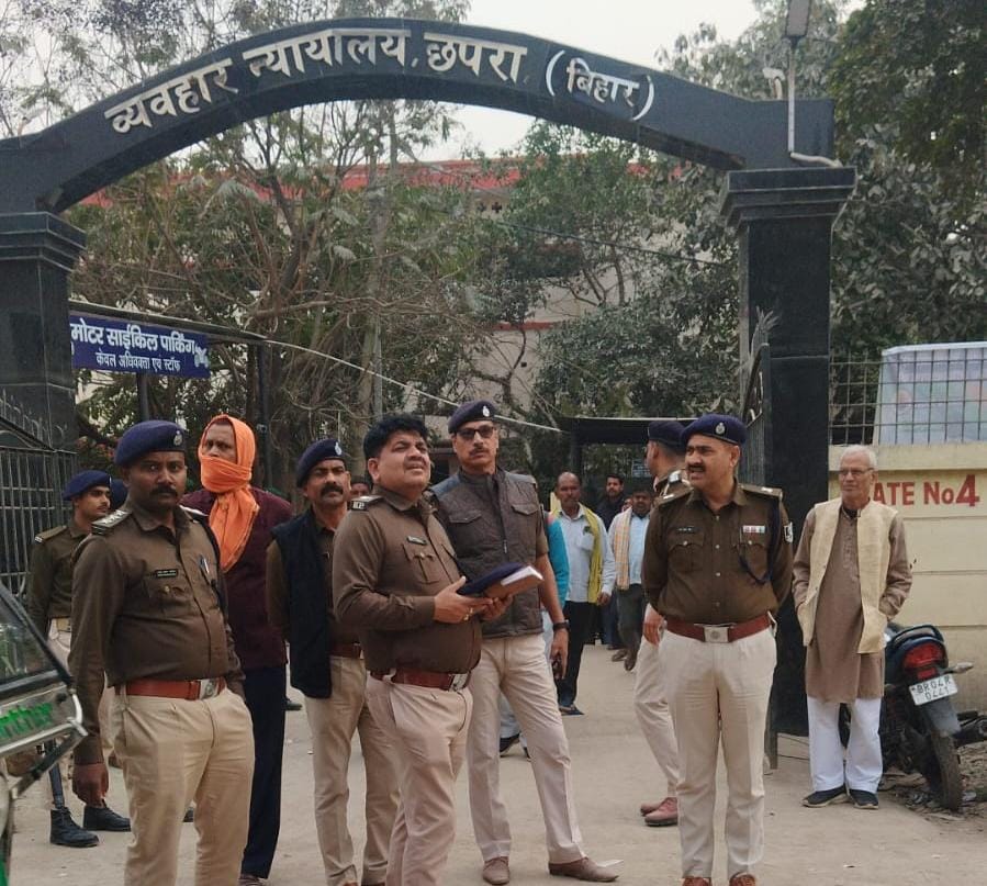 न्यायालय परिसर की सुरक्षा को लेकर सारण पुलिस सर्तक ; भारी संख्या में पुलिस बल की तैनाती, सघन जांच जारी