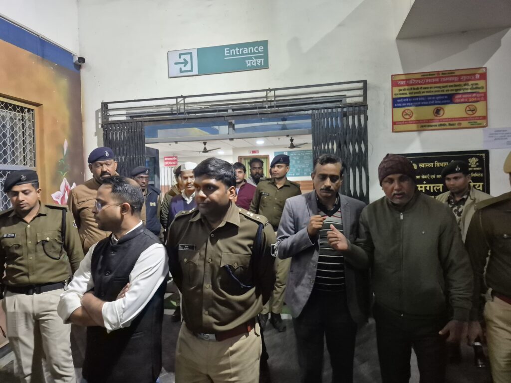 सदर अस्पताल में दलालों का प्रवेश  वर्जित, अब दलाली पर लगेगा अंकुश ; अस्पताल के मुख्य द्वार पर बनेगा चेकपोस्ट ; डीएम व एसएसपी ने किया औचक निरीक्षण