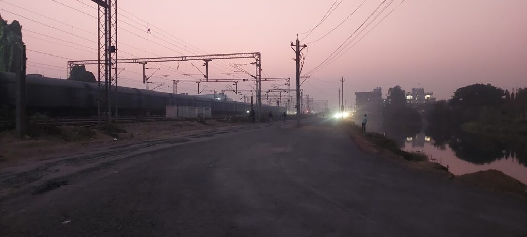 दरभंगा–पुणे एक्सप्रेस पर पथराव से दहशत ; चेन पुलिंग की आड़ में शराब तस्करी की साजिश नाकाम आरपीएफ की तत्परता से टली बड़ी रेल दुर्घटना