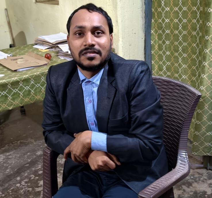 फर्जी IAS गुलदस्ता लेकर पहुंचा था DM से मिलने ; भेद खुला तो पहुंच गया हवालात