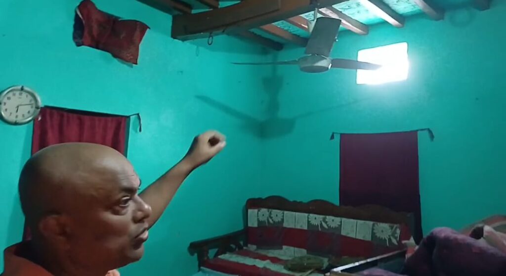 घर का वेंटिलेटर तोड़कर सोने-चांदी के आभूषण समेत लाखों की चोरी