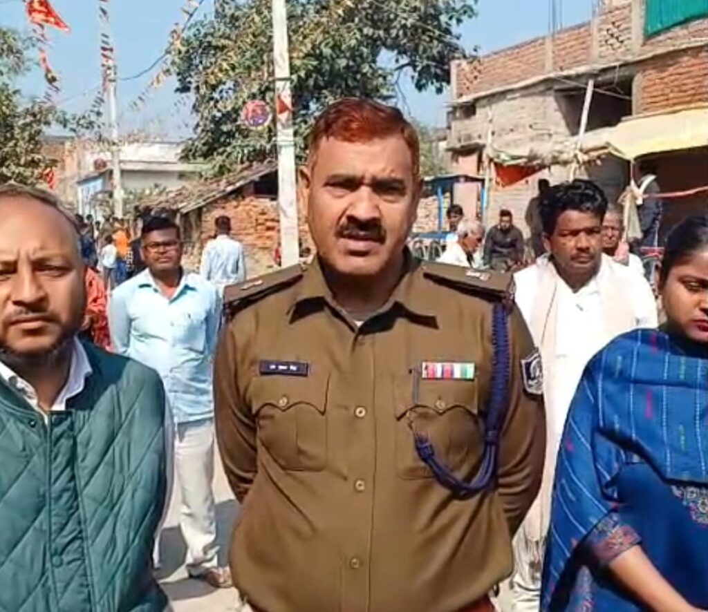 धार्मिक स्थल का पोस्टर फाड़ने वाले असामाजिक तत्वों की पहचान कर होगी कार्रवाई ; गांव में कैंप कर रही पुलिस