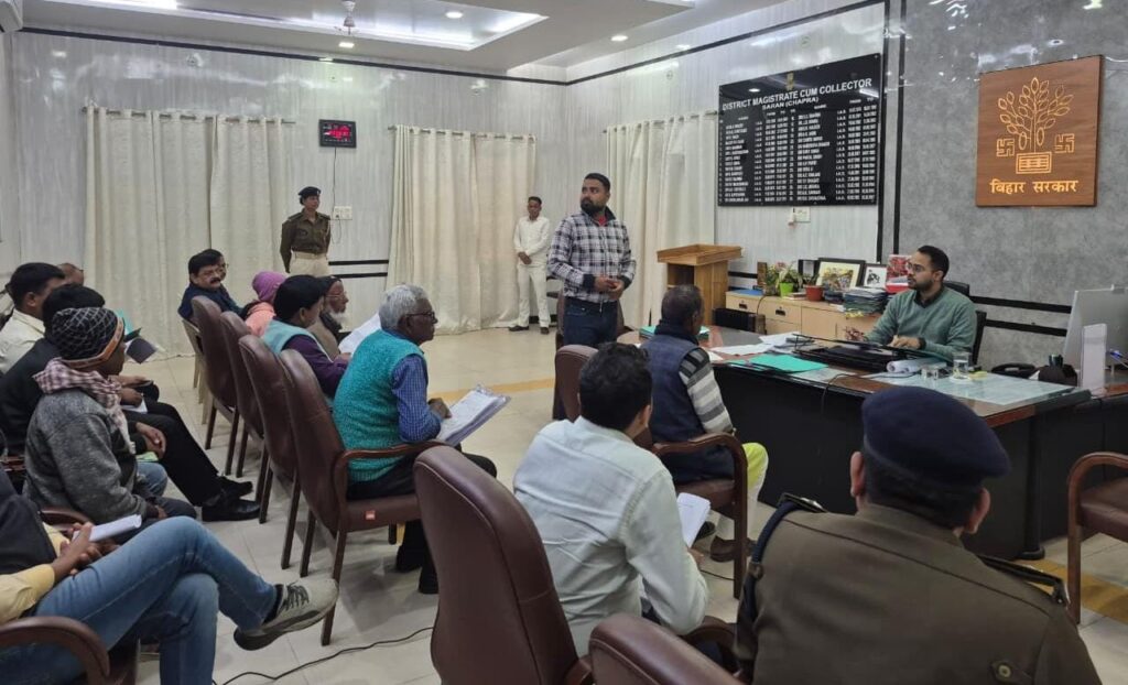 लोक शिकायत के 17 मामलों की सुनवाई कर डीएम ने किया समाधान कहा सभी पदाधिकारी इसके लिए सजग, संवेदनशील तथा सक्रिय रहें